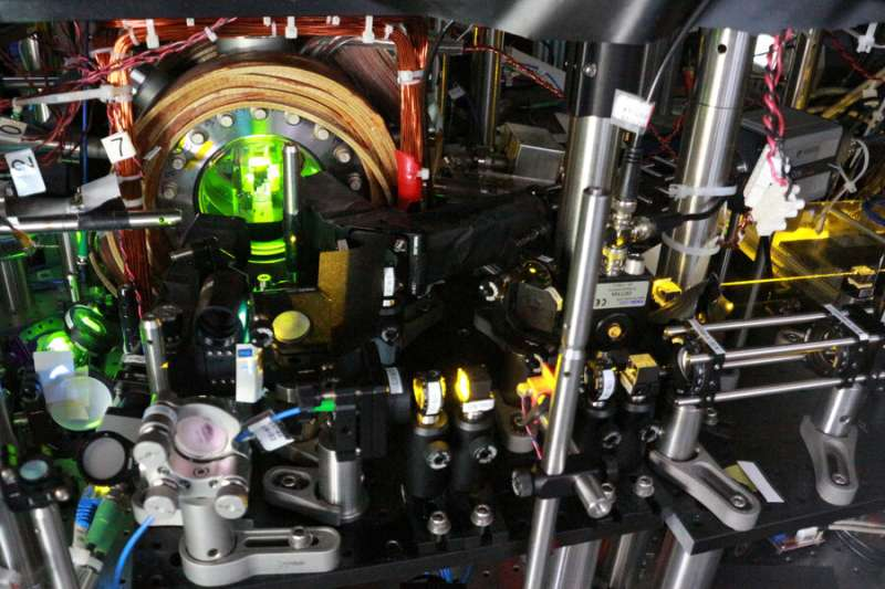 Квантовое "обращение времени вспять" для измерения вибрирующих атомов
